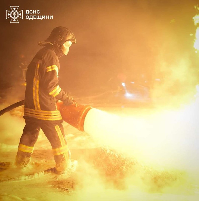 Rettungskräfte löschten Brand durch Raketenangriff auf Hafeninfrastruktur in der Region Odessa