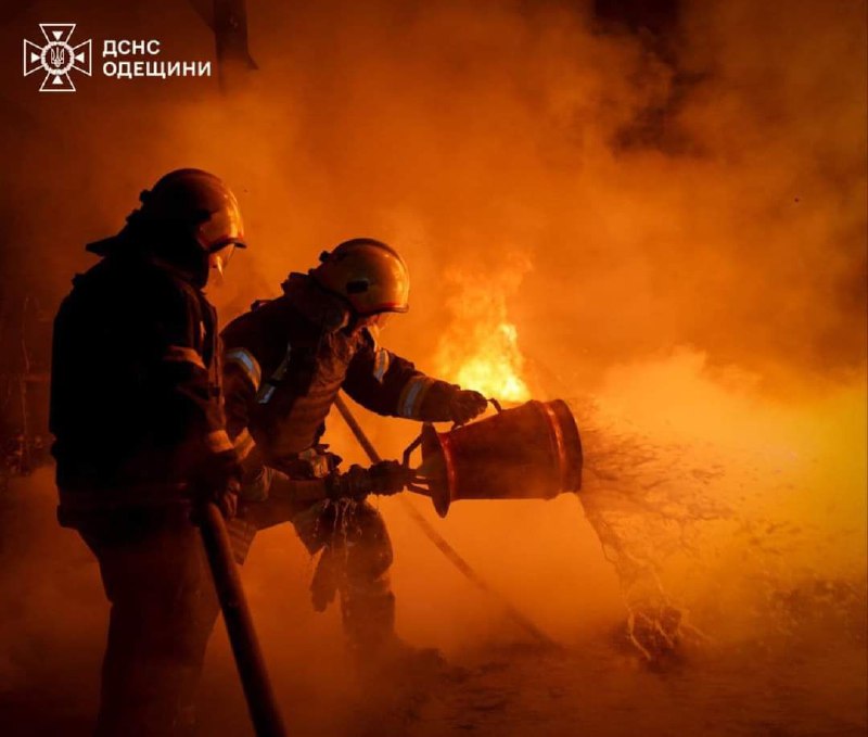 Rettungskräfte löschten Brand durch Raketenangriff auf Hafeninfrastruktur in der Region Odessa