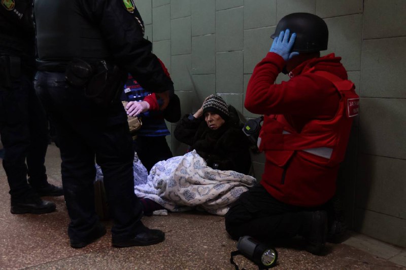 25 persone ferite a seguito di un attacco aereo russo alle 03:30 in una casa residenziale nel distretto di Saltivka a Kharkiv