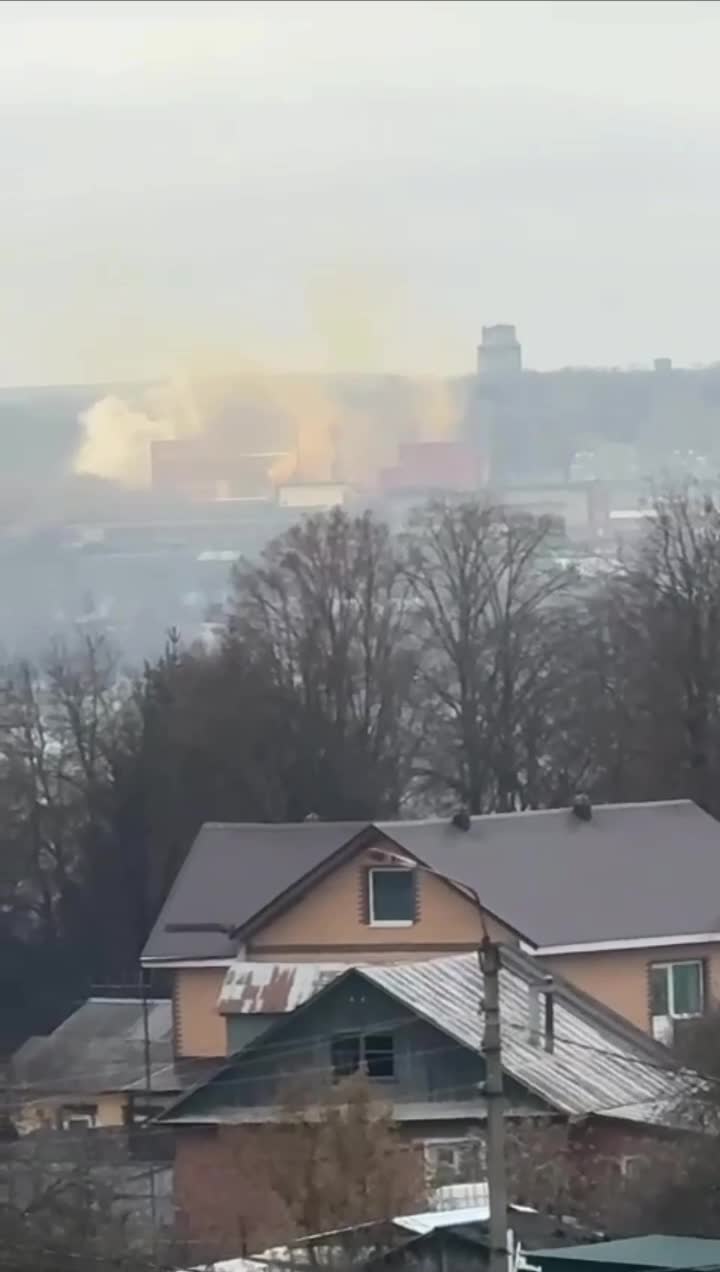 Sono state segnalate esplosioni secondarie presso l'impianto chimico di Aleksin, nella regione di Tula. Una nuvola di fumo arancione si sta alzando sopra l'impianto