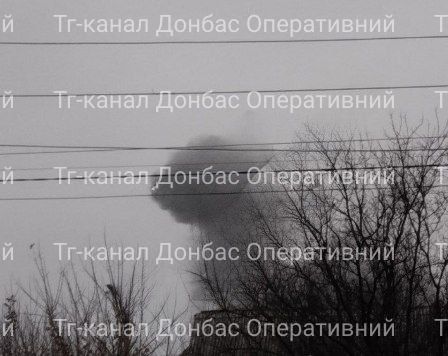 Дим се издига след предполагаем въздушен удар в Яснохирка в Донецка област