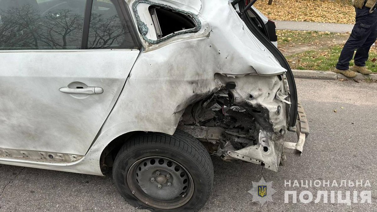 Беспилотник сбросил взрывное устройство на гражданский автомобиль в Никополе, ранив одного человека