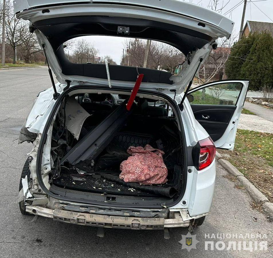 Беспилотник сбросил взрывное устройство на гражданский автомобиль в Никополе, ранив одного человека