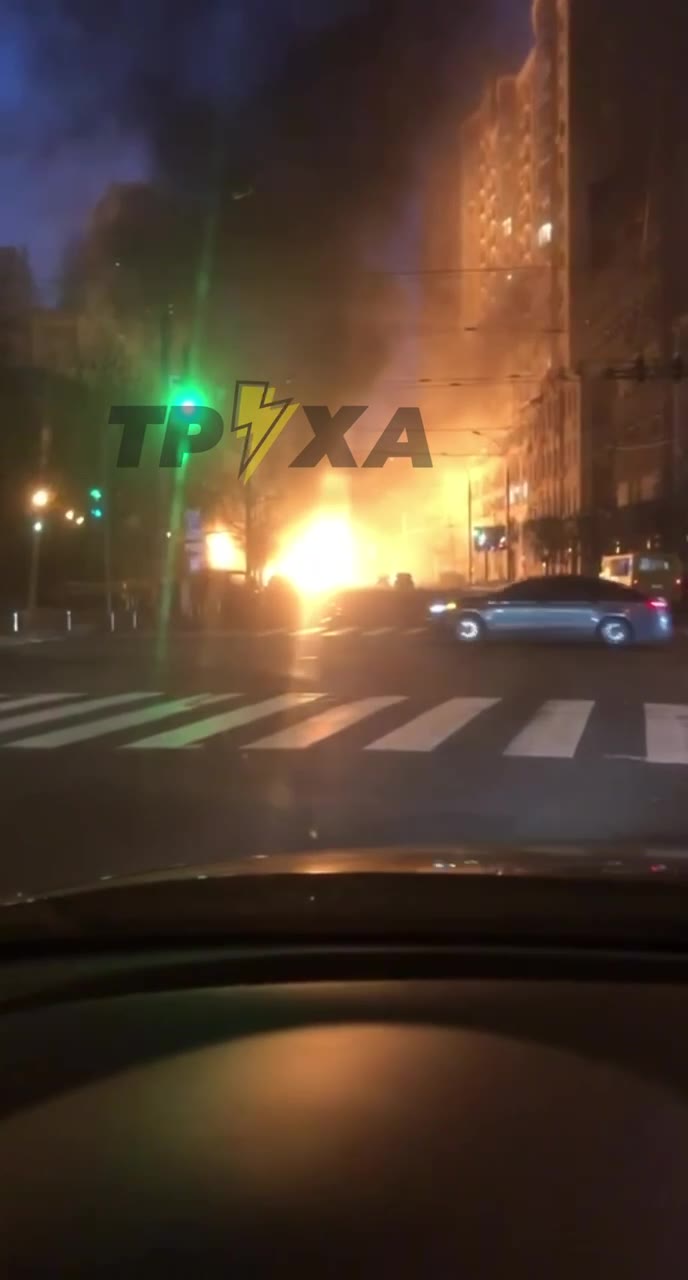 Cars are burning on the road in Kyiv 