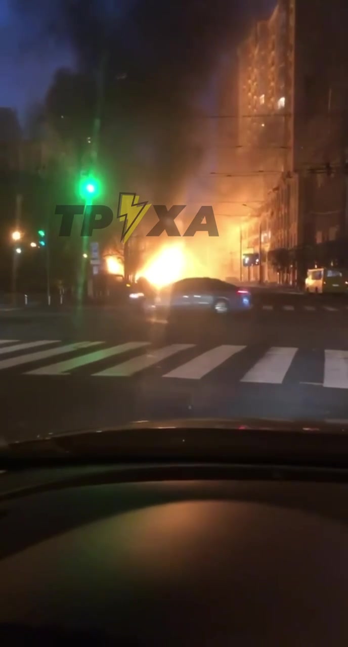 Cars are burning on the road in Kyiv 