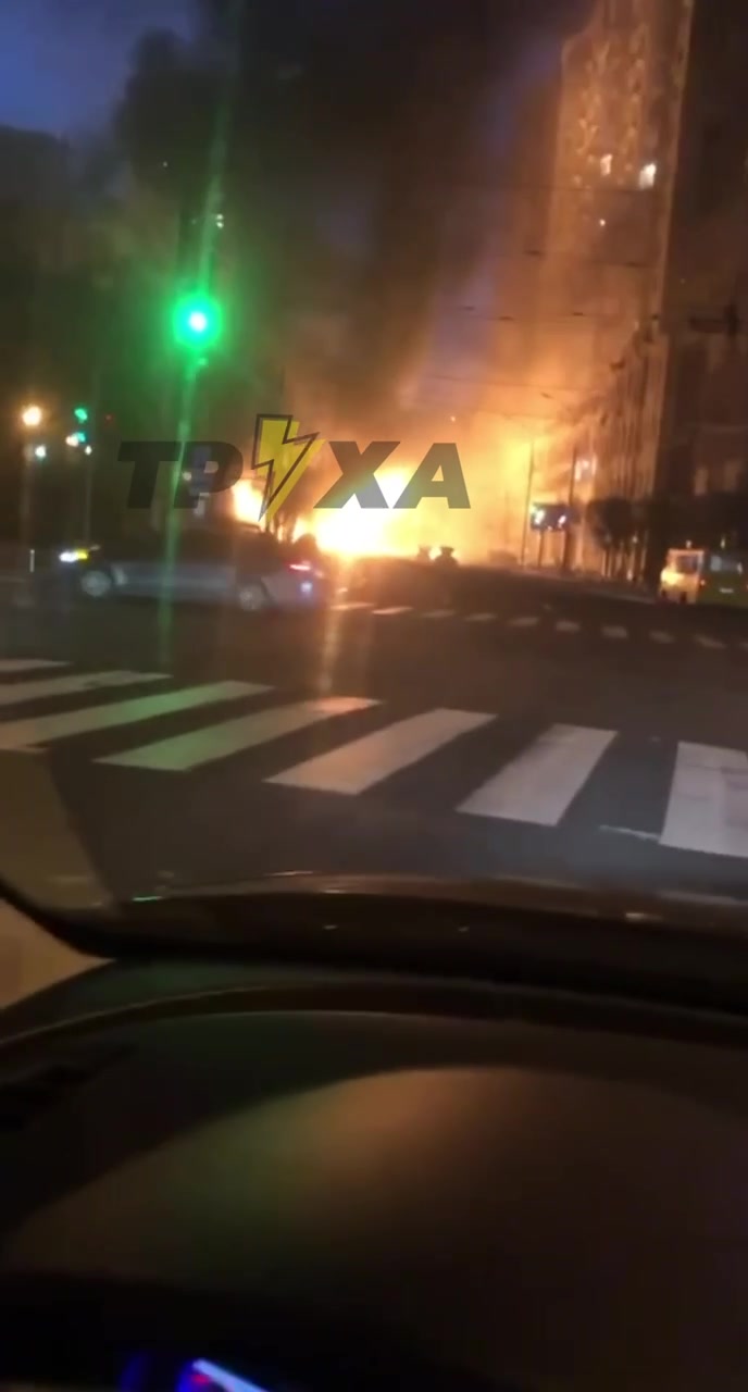 Cars are burning on the road in Kyiv 