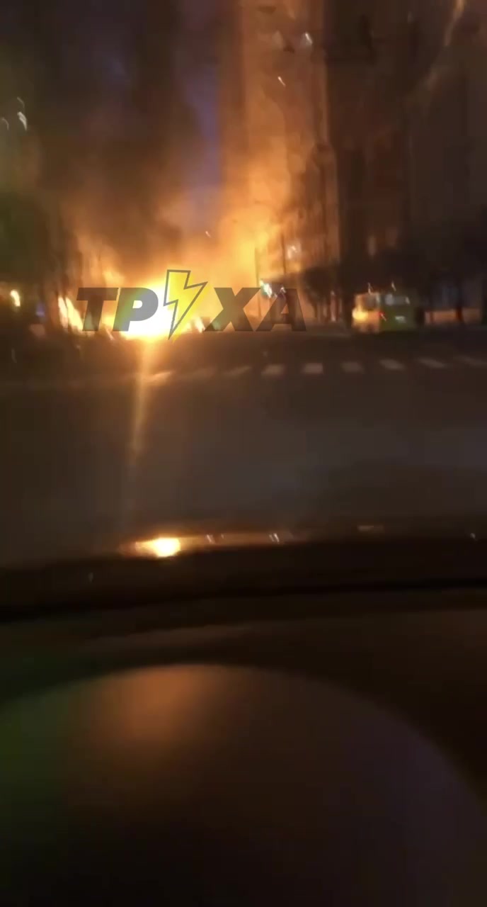 Cars are burning on the road in Kyiv 