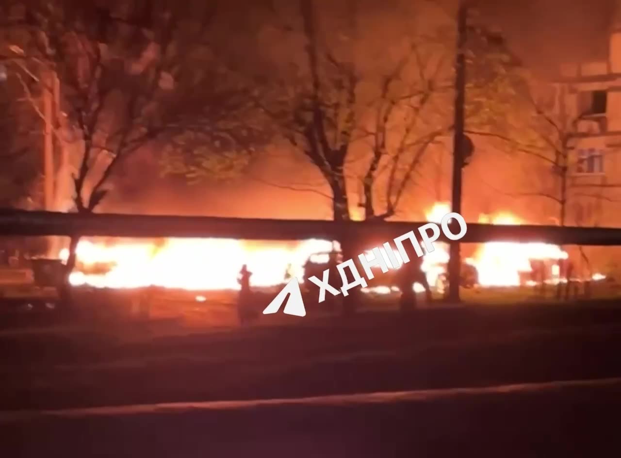 Diversi veicoli in fiamme, distruzione di case residenziali a seguito di attacchi di droni nella città di Dnipro