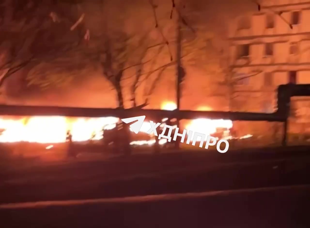 Diversi veicoli in fiamme, distruzione di case residenziali a seguito di attacchi di droni nella città di Dnipro