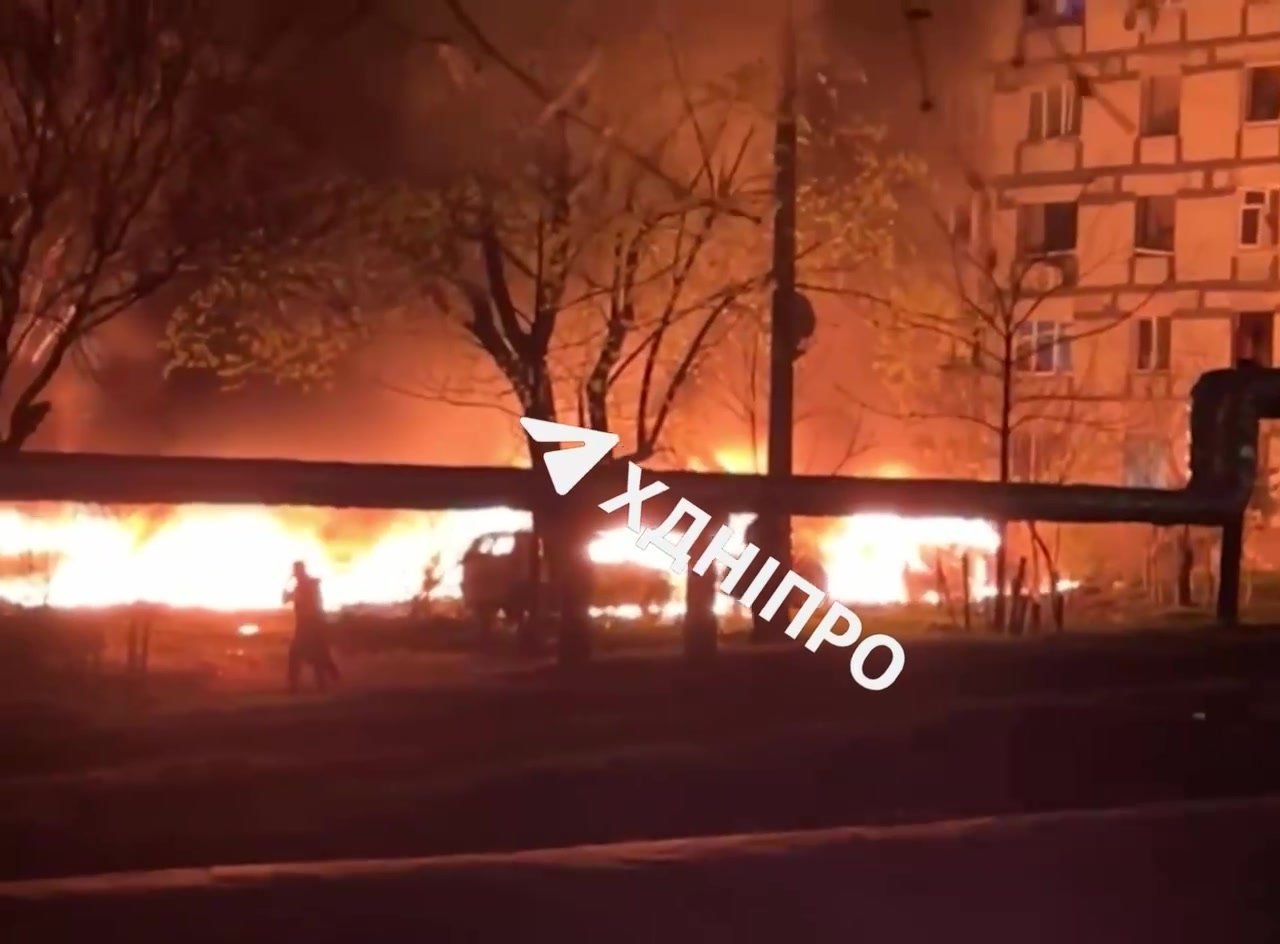 Diversi veicoli in fiamme, distruzione di case residenziali a seguito di attacchi di droni nella città di Dnipro