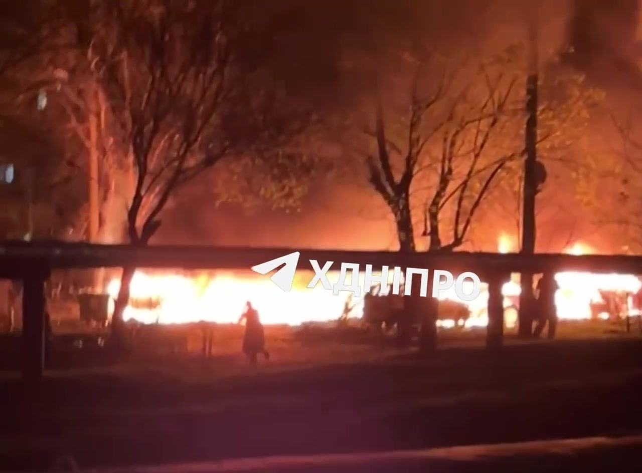 Diversi veicoli in fiamme, distruzione di case residenziali a seguito di attacchi di droni nella città di Dnipro