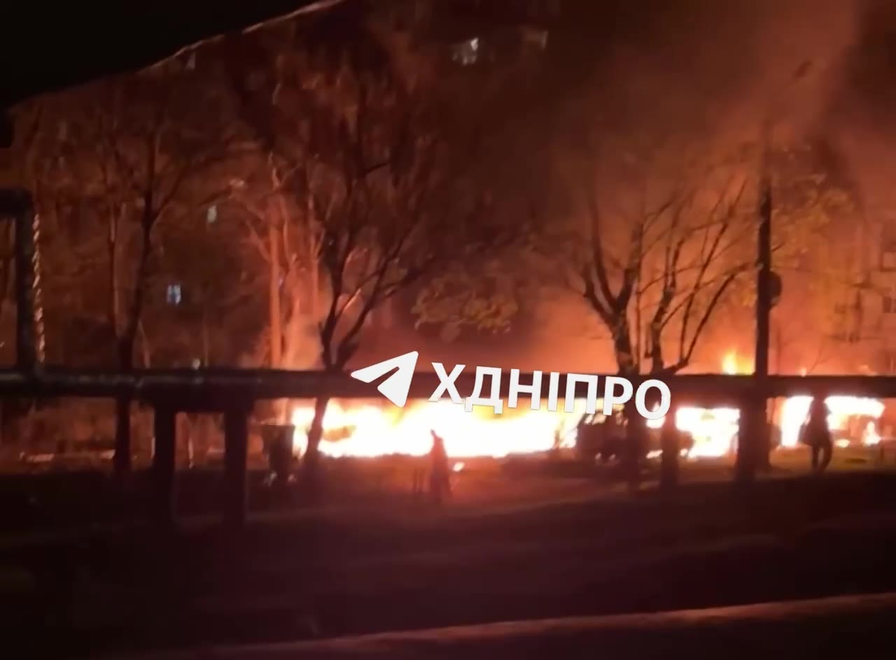 Diversi veicoli in fiamme, distruzione di case residenziali a seguito di attacchi di droni nella città di Dnipro