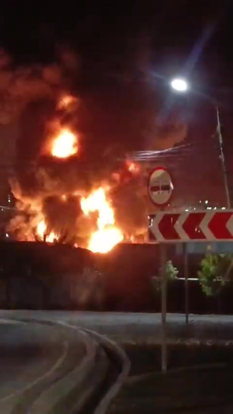 Oil depot caught fire near Novorossiysk, missile atack alert was declared shortly before