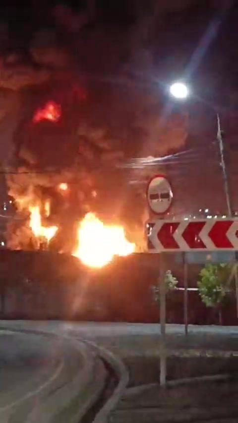 Oil depot caught fire near Novorossiysk, missile atack alert was declared shortly before