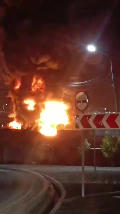Oil depot caught fire near Novorossiysk, missile atack alert was declared shortly before