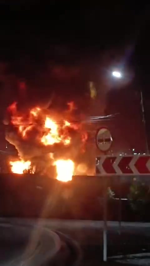 Oil depot caught fire near Novorossiysk, missile atack alert was declared shortly before