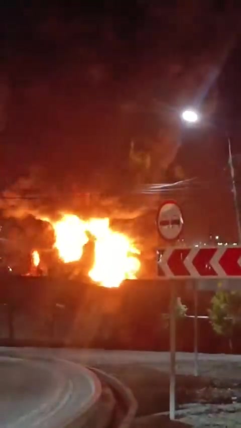 Oil depot caught fire near Novorossiysk, missile atack alert was declared shortly before
