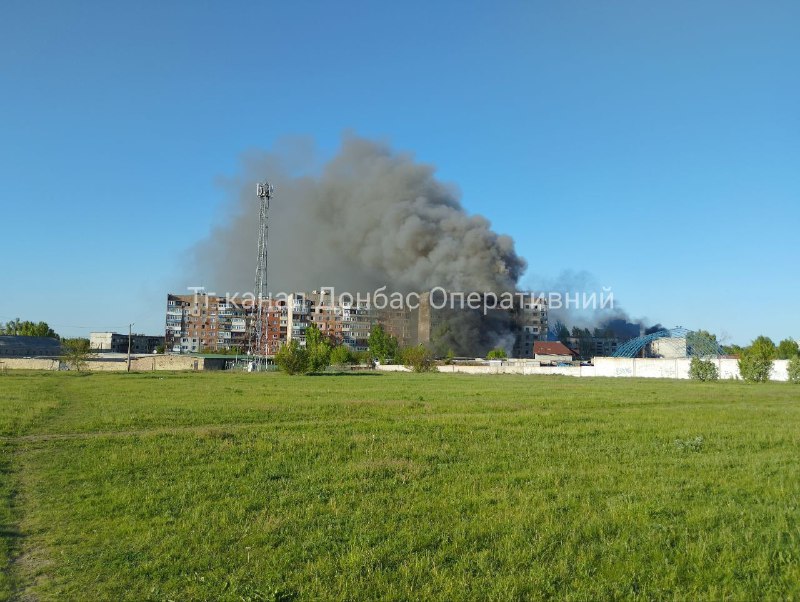 Big fire at Svitlyi neighbourhood in Myrnohrad after bombardment 