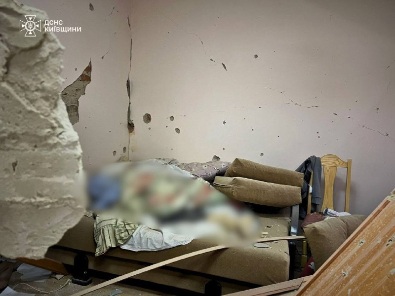 A seguito di un massiccio attacco notturno, 4 persone sono state uccise e 16 sono rimaste ferite, tra cui 3 bambini. Distretto di Obukhiv, villaggio di Dolyna - incendio in 2 strutture temporanee, 2 persone sono state uccise. Distretto di Fastiv, villaggio di Markhalivka - 1 persona uccisa, 8 feriti (1 bambino), 3 case distrutte, incendi in altre 2 case. Distretto di Bucha, villaggio di Makariv - 1 persona uccisa, 1 ferito, incendio e distruzione di una casa. Distretto di Bila Tserkva, villaggio di Chmyrivka - 5 feriti (2 bambini), incendio, 2 case danneggiate. Bila Tserkva - uomo ferito dai detriti di un drone, negozio di telai distrutto (nessuna vittima). Distretto di Brovar - incendi in 2 magazzini