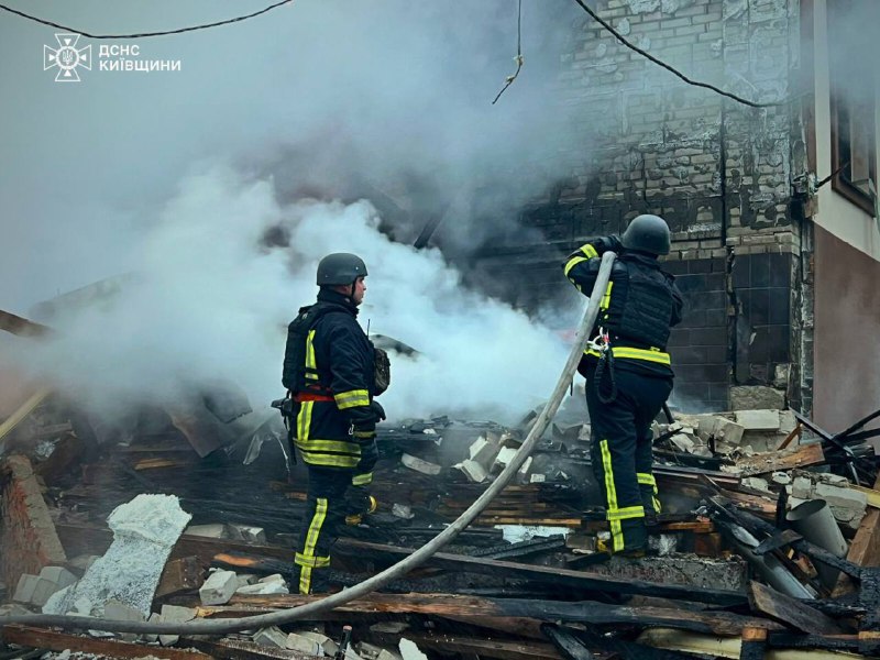 A seguito di un massiccio attacco notturno, 4 persone sono state uccise e 16 sono rimaste ferite, tra cui 3 bambini. Distretto di Obukhiv, villaggio di Dolyna - incendio in 2 strutture temporanee, 2 persone sono state uccise. Distretto di Fastiv, villaggio di Markhalivka - 1 persona uccisa, 8 feriti (1 bambino), 3 case distrutte, incendi in altre 2 case. Distretto di Bucha, villaggio di Makariv - 1 persona uccisa, 1 ferito, incendio e distruzione di una casa. Distretto di Bila Tserkva, villaggio di Chmyrivka - 5 feriti (2 bambini), incendio, 2 case danneggiate. Bila Tserkva - uomo ferito dai detriti di un drone, negozio di telai distrutto (nessuna vittima). Distretto di Brovar - incendi in 2 magazzini
