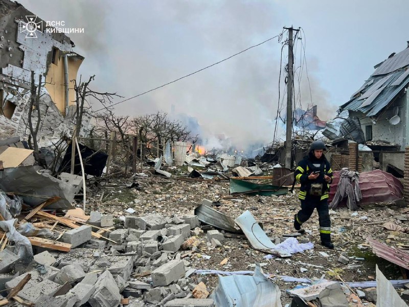 A seguito di un massiccio attacco notturno, 4 persone sono state uccise e 16 sono rimaste ferite, tra cui 3 bambini. Distretto di Obukhiv, villaggio di Dolyna - incendio in 2 strutture temporanee, 2 persone sono state uccise. Distretto di Fastiv, villaggio di Markhalivka - 1 persona uccisa, 8 feriti (1 bambino), 3 case distrutte, incendi in altre 2 case. Distretto di Bucha, villaggio di Makariv - 1 persona uccisa, 1 ferito, incendio e distruzione di una casa. Distretto di Bila Tserkva, villaggio di Chmyrivka - 5 feriti (2 bambini), incendio, 2 case danneggiate. Bila Tserkva - uomo ferito dai detriti di un drone, negozio di telai distrutto (nessuna vittima). Distretto di Brovar - incendi in 2 magazzini