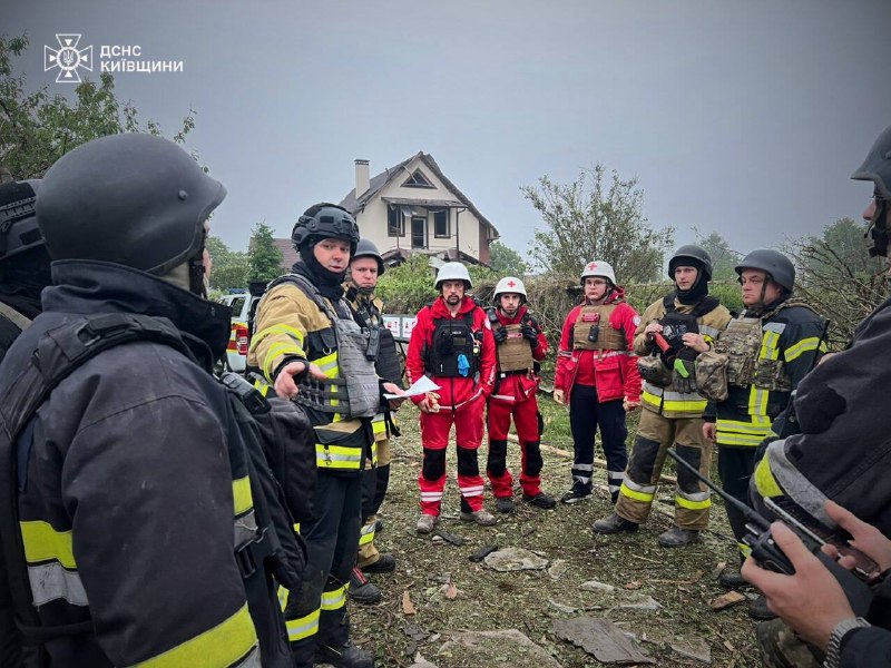 A seguito di un massiccio attacco notturno, 4 persone sono state uccise e 16 sono rimaste ferite, tra cui 3 bambini. Distretto di Obukhiv, villaggio di Dolyna - incendio in 2 strutture temporanee, 2 persone sono state uccise. Distretto di Fastiv, villaggio di Markhalivka - 1 persona uccisa, 8 feriti (1 bambino), 3 case distrutte, incendi in altre 2 case. Distretto di Bucha, villaggio di Makariv - 1 persona uccisa, 1 ferito, incendio e distruzione di una casa. Distretto di Bila Tserkva, villaggio di Chmyrivka - 5 feriti (2 bambini), incendio, 2 case danneggiate. Bila Tserkva - uomo ferito dai detriti di un drone, negozio di telai distrutto (nessuna vittima). Distretto di Brovar - incendi in 2 magazzini