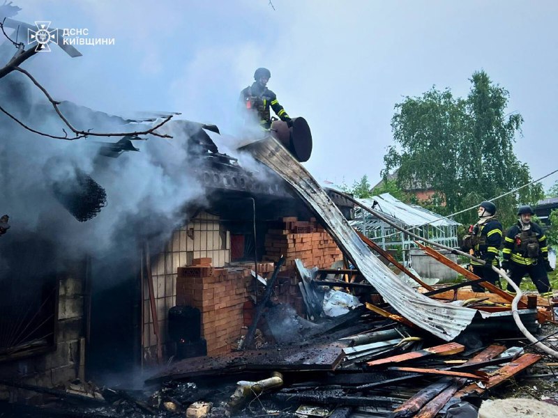 A seguito di un massiccio attacco notturno, 4 persone sono state uccise e 16 sono rimaste ferite, tra cui 3 bambini. Distretto di Obukhiv, villaggio di Dolyna - incendio in 2 strutture temporanee, 2 persone sono state uccise. Distretto di Fastiv, villaggio di Markhalivka - 1 persona uccisa, 8 feriti (1 bambino), 3 case distrutte, incendi in altre 2 case. Distretto di Bucha, villaggio di Makariv - 1 persona uccisa, 1 ferito, incendio e distruzione di una casa. Distretto di Bila Tserkva, villaggio di Chmyrivka - 5 feriti (2 bambini), incendio, 2 case danneggiate. Bila Tserkva - uomo ferito dai detriti di un drone, negozio di telai distrutto (nessuna vittima). Distretto di Brovar - incendi in 2 magazzini