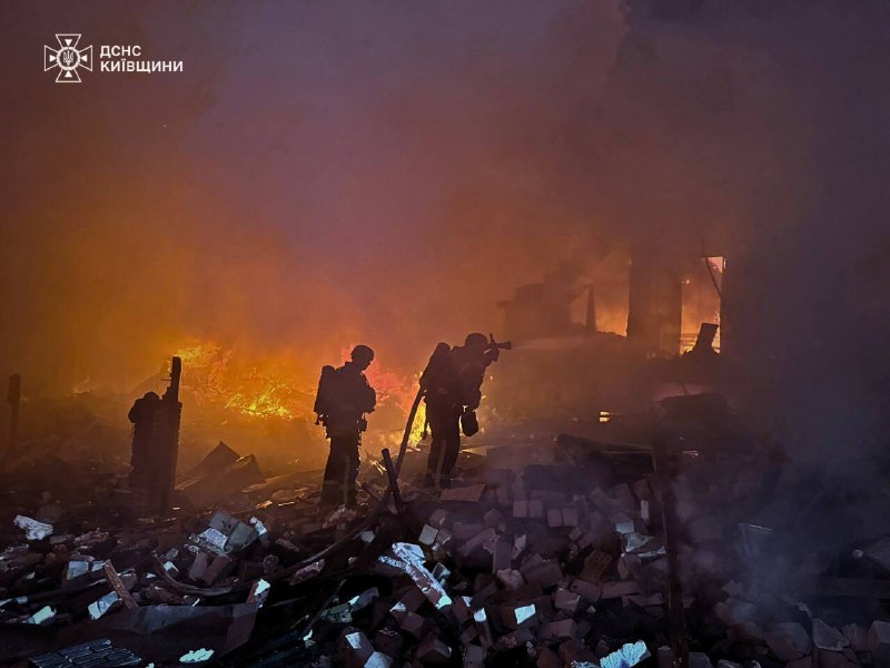A seguito di un massiccio attacco notturno, 4 persone sono state uccise e 16 sono rimaste ferite, tra cui 3 bambini. Distretto di Obukhiv, villaggio di Dolyna - incendio in 2 strutture temporanee, 2 persone sono state uccise. Distretto di Fastiv, villaggio di Markhalivka - 1 persona uccisa, 8 feriti (1 bambino), 3 case distrutte, incendi in altre 2 case. Distretto di Bucha, villaggio di Makariv - 1 persona uccisa, 1 ferito, incendio e distruzione di una casa. Distretto di Bila Tserkva, villaggio di Chmyrivka - 5 feriti (2 bambini), incendio, 2 case danneggiate. Bila Tserkva - uomo ferito dai detriti di un drone, negozio di telai distrutto (nessuna vittima). Distretto di Brovar - incendi in 2 magazzini