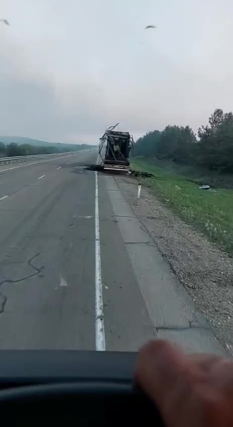 Nákladní auto s drony, které mělo zaútočit na leteckou základnu Ukrainka v Amurské oblasti, vzplálo.