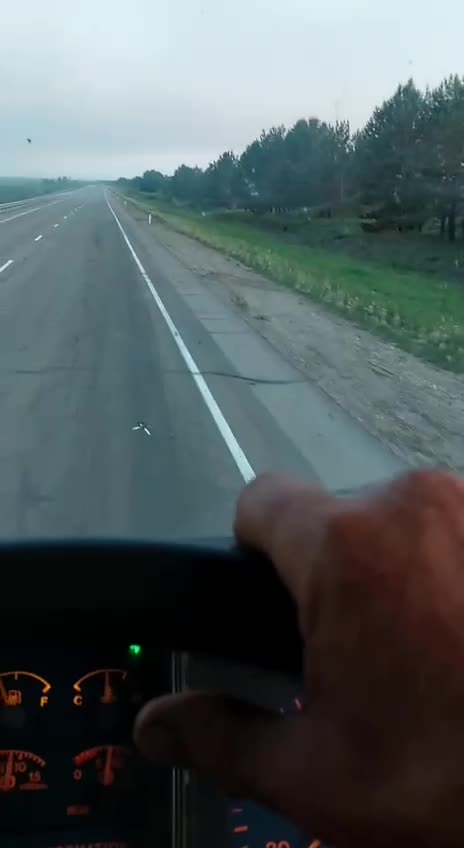 Nákladní auto s drony, které mělo zaútočit na leteckou základnu Ukrainka v Amurské oblasti, vzplálo.