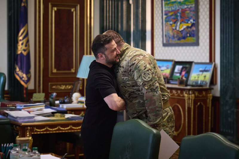 זלנסקי: קיבלתי היום דוח מראש שירות הביטחון של אוקראינה, ואסיל מאליוק, על המבצע שלנו. תוצאה מבריקה לחלוטין. תוצאה עצמאית של אוקראינה. שנה, שישה חודשים ותשעה ימים מתחילת התכנון ועד ליישום האפקטיבי. המבצע שלנו הוא רחב ההיקף ביותר. אנשינו שהכינו את המבצע נסוגו משטח רוסיה בזמן. הודיתי לגנרל מאליוק על הצלחתה של אוקראינה.