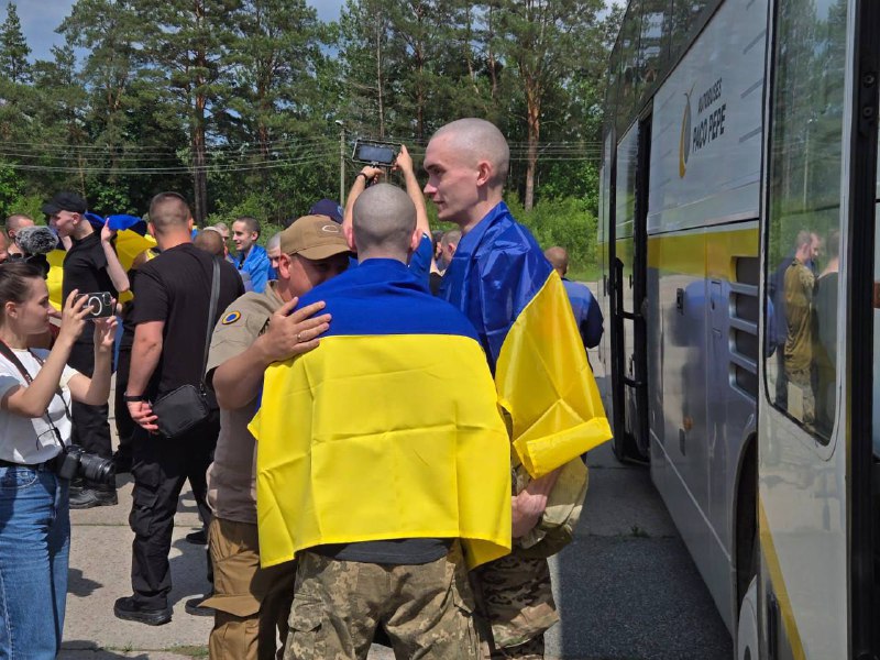 Первая партия украинских военнопленных в возрасте до 25 лет была освобождена в ходе обмена пленными, согласованного между Россией и Украиной в Стамбуле