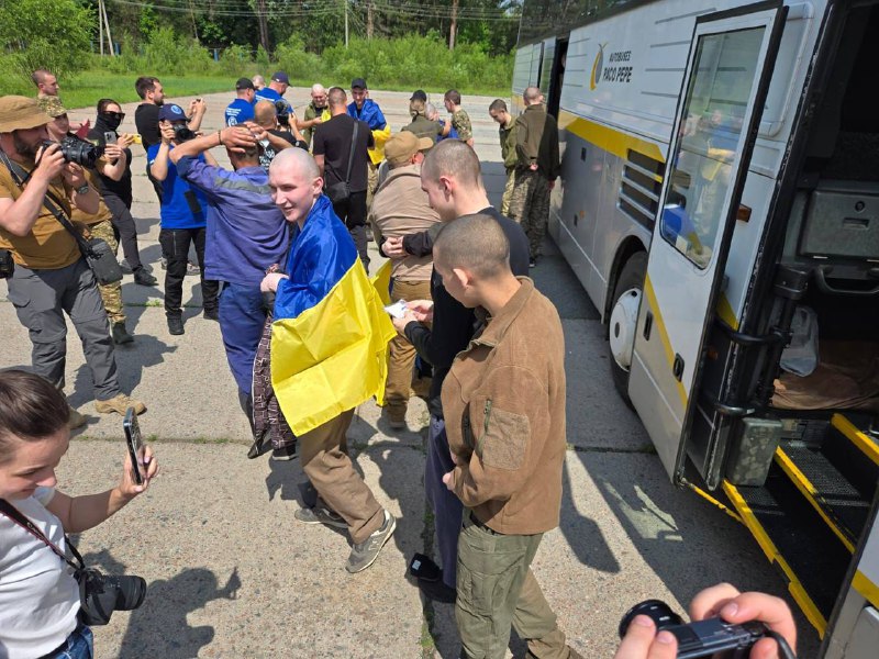 Первая партия украинских военнопленных в возрасте до 25 лет была освобождена в ходе обмена пленными, согласованного между Россией и Украиной в Стамбуле
