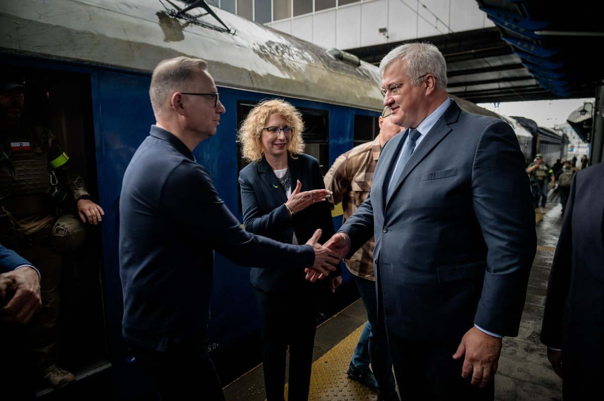 President of Poland @AndrzejDuda has arrived at Kyiv Central Station this morning