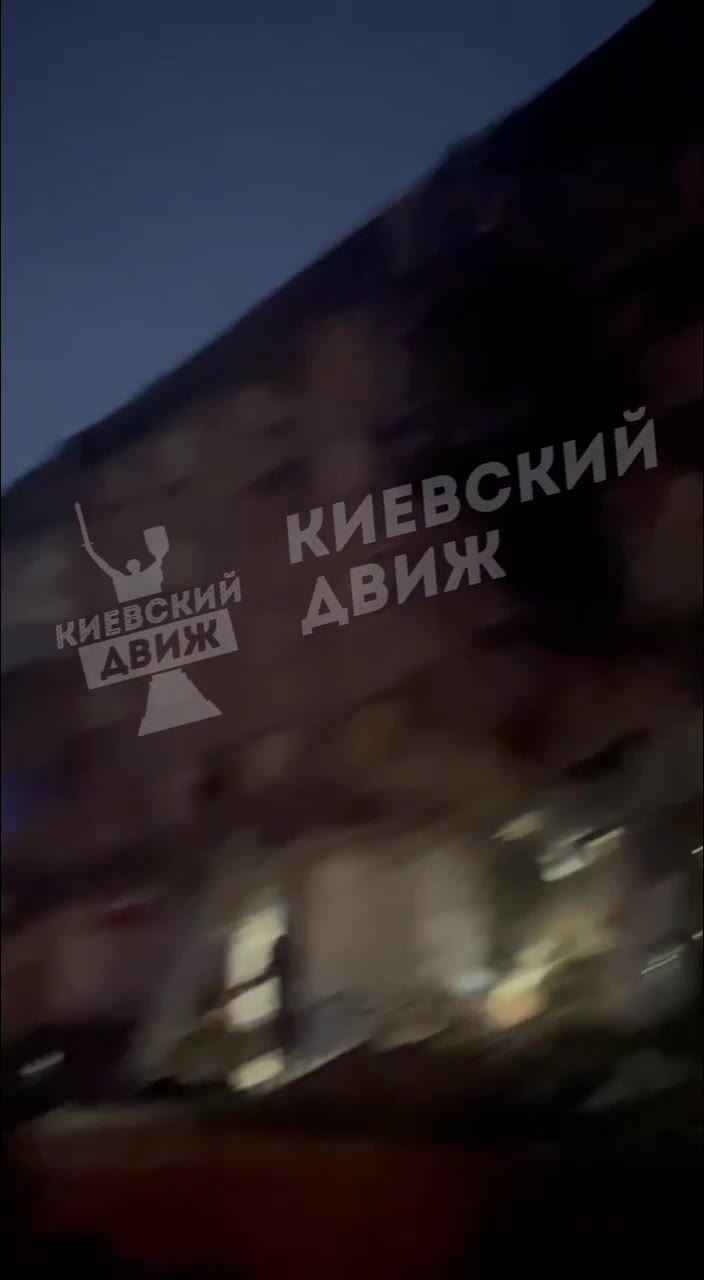 Škody na majetku a požáry v Kyjevě v důsledku ruských náletů dronů