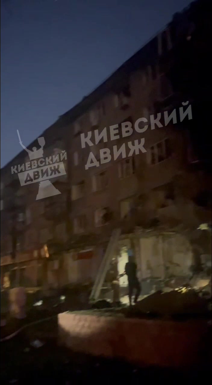 Škody na majetku a požáry v Kyjevě v důsledku ruských náletů dronů