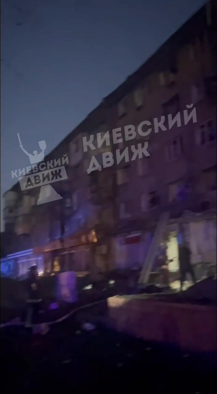 Škody na majetku a požáry v Kyjevě v důsledku ruských náletů dronů