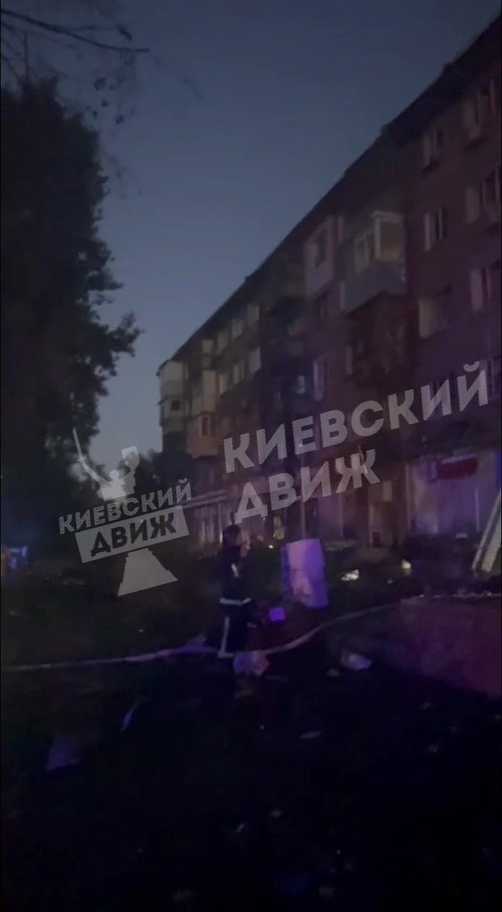 Škody na majetku a požáry v Kyjevě v důsledku ruských náletů dronů