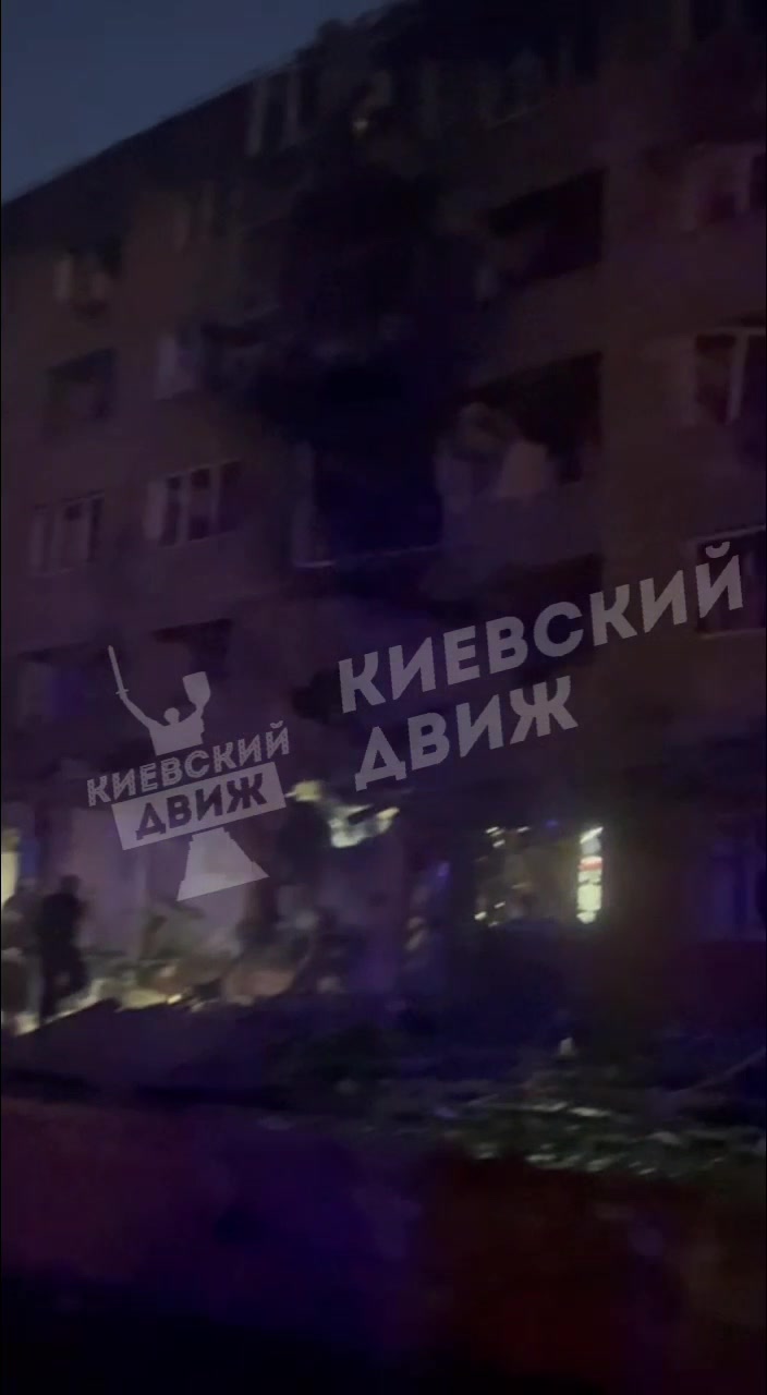 Škody na majetku a požáry v Kyjevě v důsledku ruských náletů dronů