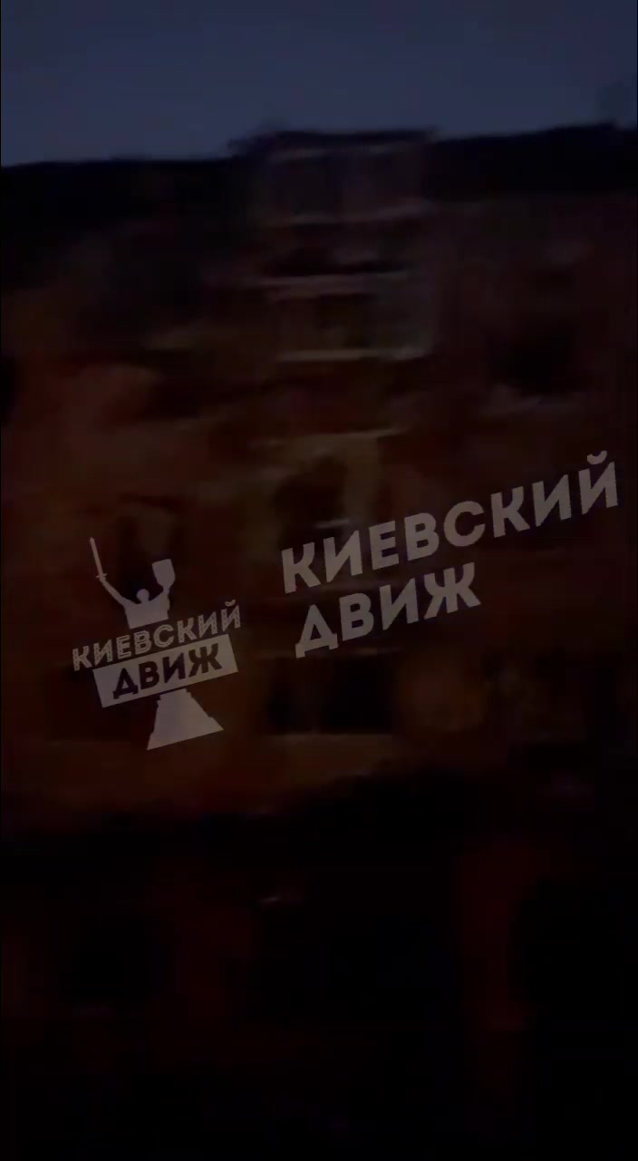 Škody na majetku a požáry v Kyjevě v důsledku ruských náletů dronů