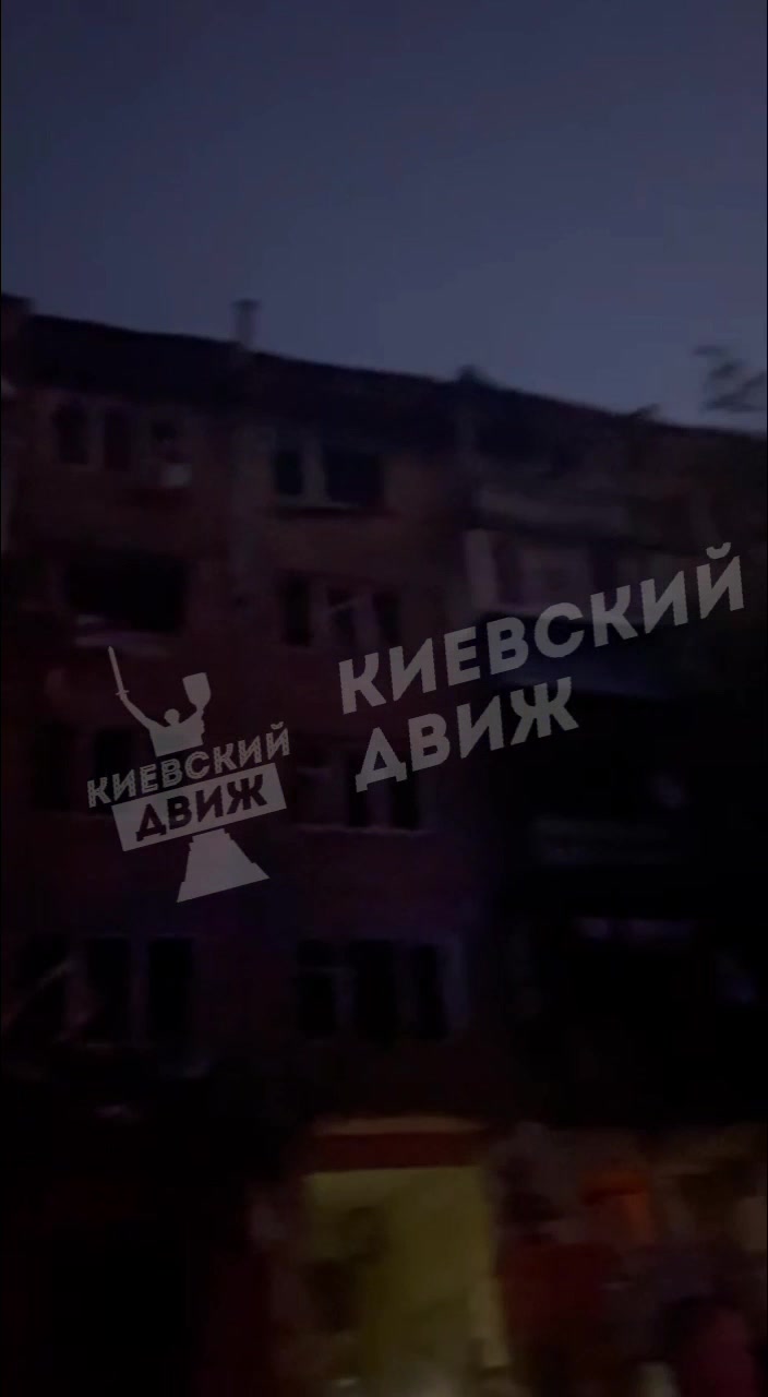 Škody na majetku a požáry v Kyjevě v důsledku ruských náletů dronů