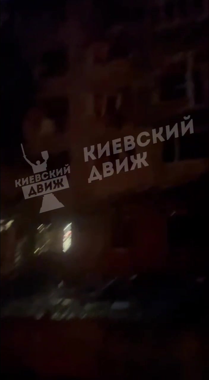 Škody na majetku a požáry v Kyjevě v důsledku ruských náletů dronů