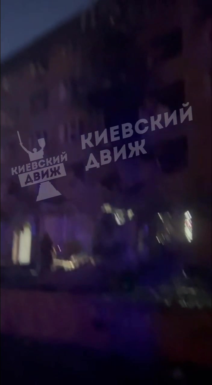 Škody na majetku a požáry v Kyjevě v důsledku ruských náletů dronů