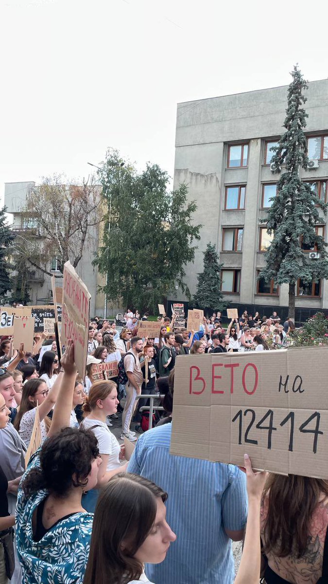 Los ucranianos también se reunieron para protestar en Uzhhorod, Chernihiv, Mykolaiv, Kremenchuk, Lviv, Chernivtsi, Ternopil, Odesa y Kryvyi Rih.