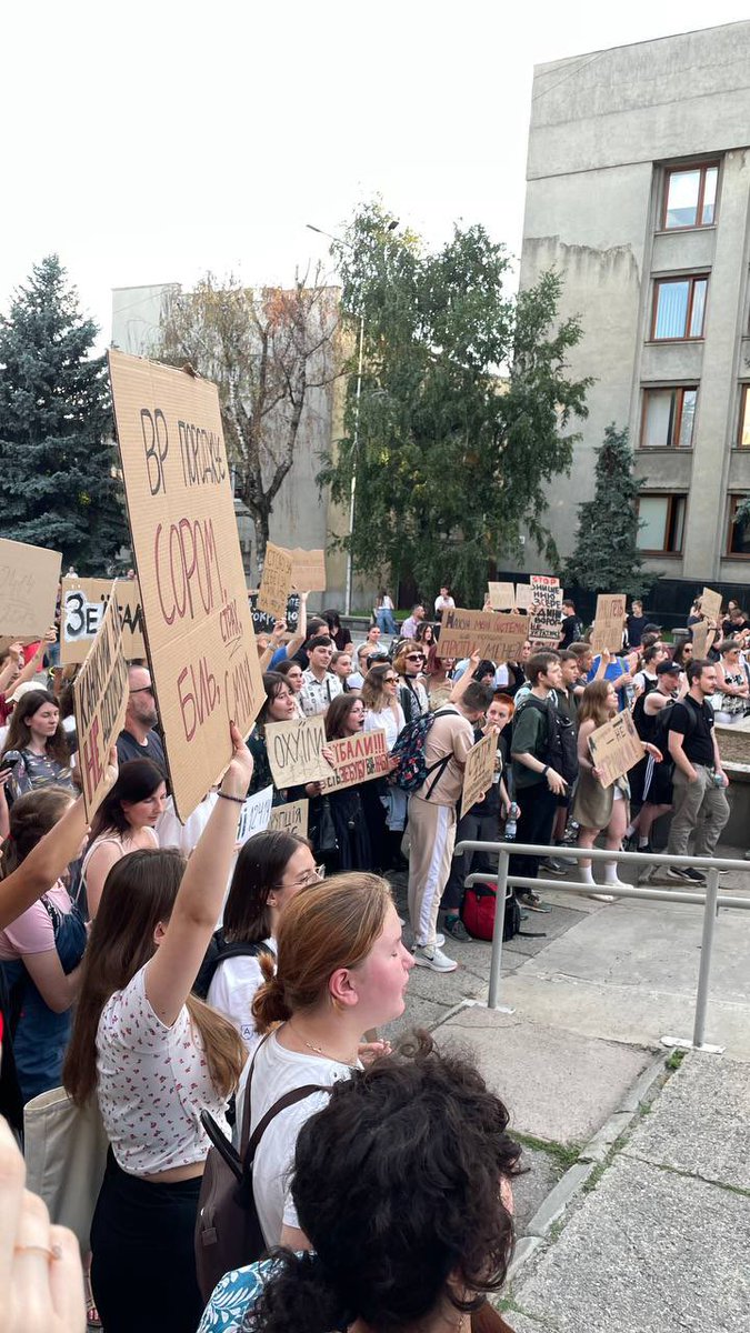 Los ucranianos también se reunieron para protestar en Uzhhorod, Chernihiv, Mykolaiv, Kremenchuk, Lviv, Chernivtsi, Ternopil, Odesa y Kryvyi Rih.