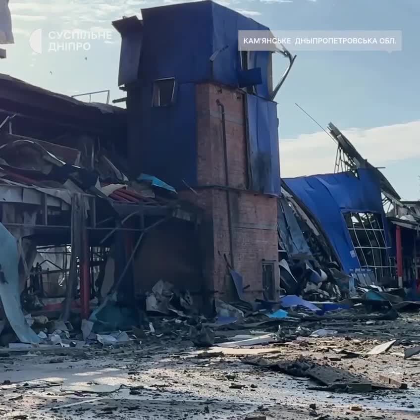 Large mall was destroyed as result of Russian attack in Kamianske of Dnipropetrovsk region