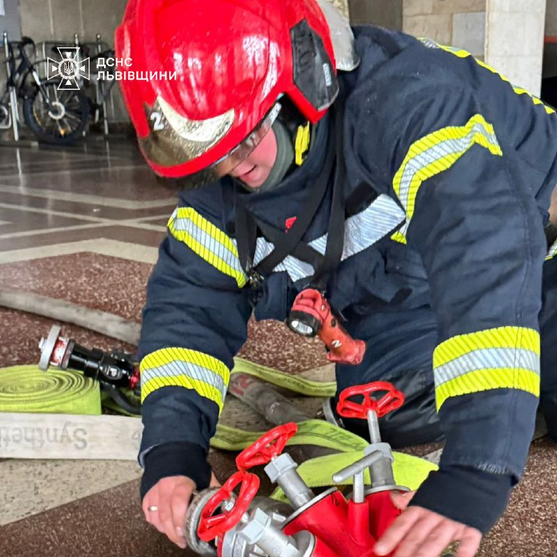 Rescuers have evacuated 15 people due to fire in hotel in Lviv