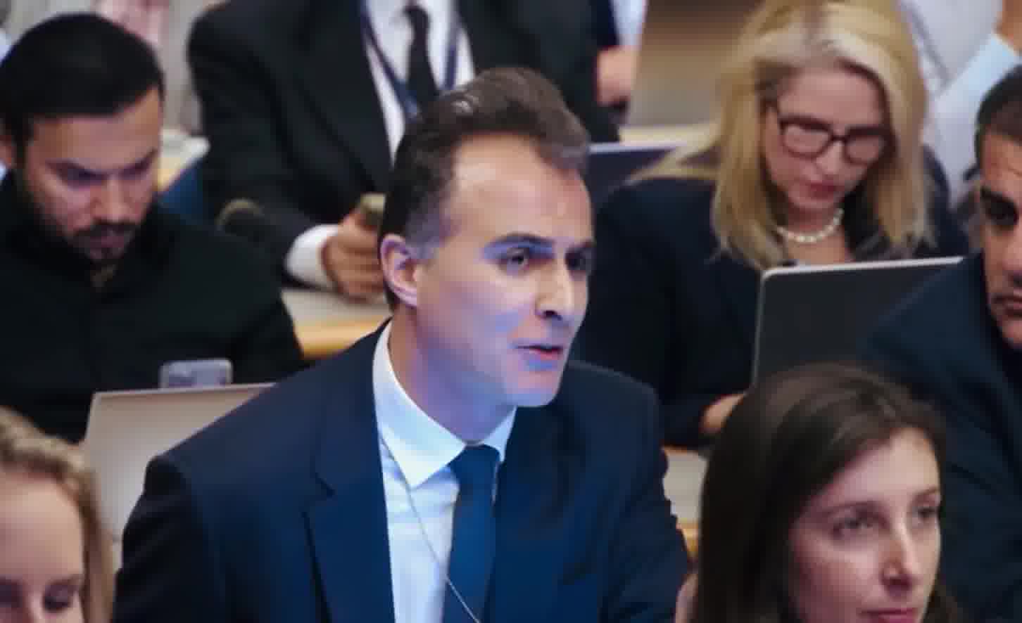 „ტრამპი პუტინითა და რუსეთით „უკმაყოფილოა, „თუმცა ის დიპლომატიური გადაწყვეტილებების ერთგული რჩება, - განაცხადა სახელმწიფო დეპარტამენტის წარმომადგენელმა და დასძინა, რომ მეორადი სანქციები „ღიად განიხილეს. თუმცა, მან თავი შეიკავა ინდოეთის პოზიციისა და/ან დრონის ნაწილების შესახებ პირდაპირი კომენტარისგან.