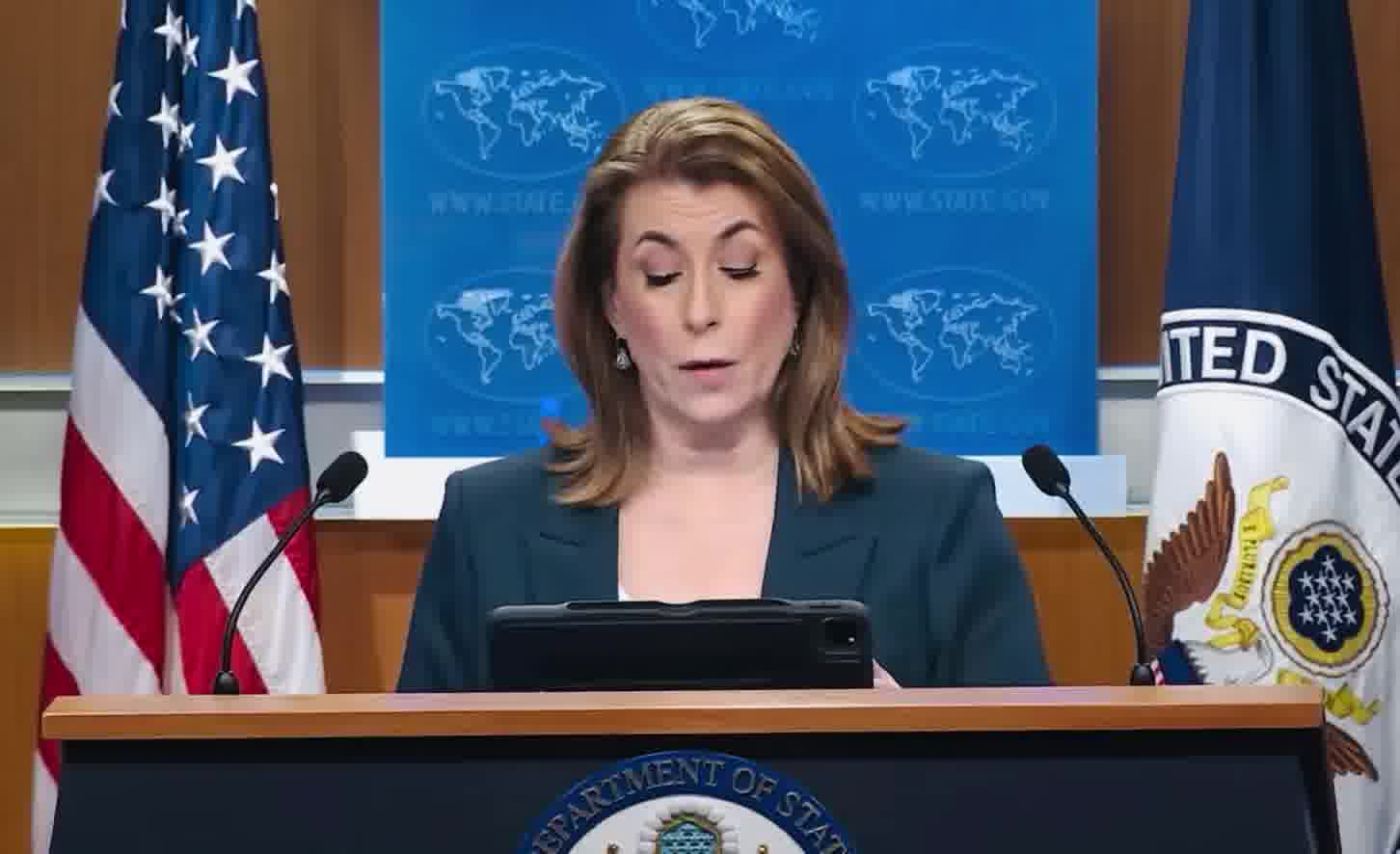 „ტრამპი პუტინითა და რუსეთით „უკმაყოფილოა, „თუმცა ის დიპლომატიური გადაწყვეტილებების ერთგული რჩება, - განაცხადა სახელმწიფო დეპარტამენტის წარმომადგენელმა და დასძინა, რომ მეორადი სანქციები „ღიად განიხილეს. თუმცა, მან თავი შეიკავა ინდოეთის პოზიციისა და/ან დრონის ნაწილების შესახებ პირდაპირი კომენტარისგან.