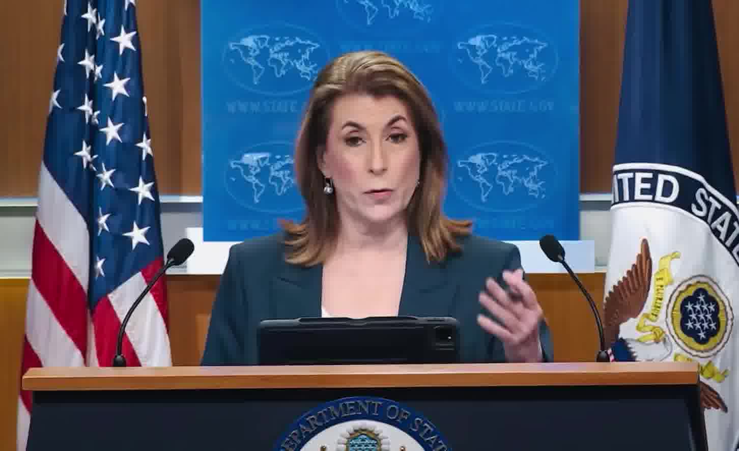 „ტრამპი პუტინითა და რუსეთით „უკმაყოფილოა, „თუმცა ის დიპლომატიური გადაწყვეტილებების ერთგული რჩება, - განაცხადა სახელმწიფო დეპარტამენტის წარმომადგენელმა და დასძინა, რომ მეორადი სანქციები „ღიად განიხილეს. თუმცა, მან თავი შეიკავა ინდოეთის პოზიციისა და/ან დრონის ნაწილების შესახებ პირდაპირი კომენტარისგან.